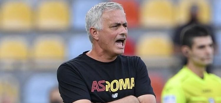 José Mourinho dá orientações aos jogadores da AS Roma