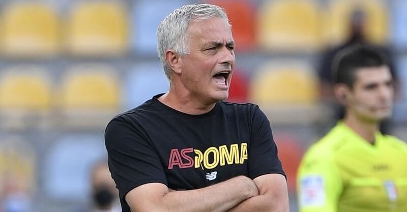José Mourinho dá orientações aos jogadores da AS Roma