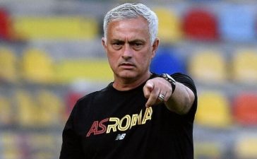 José Mourinho a dar indicações aos jogadores da AS Roma