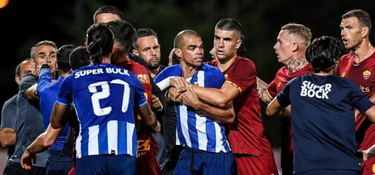 Confusão no FC Porto-AS Roma entre Pepe e Mkhitaryan