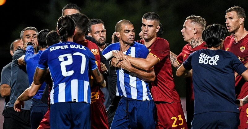 Confusão no FC Porto-AS Roma entre Pepe e Mkhitaryan