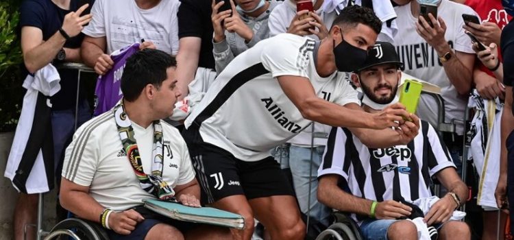 Cristiano Ronaldo tira selfies com adeptos da Juventus