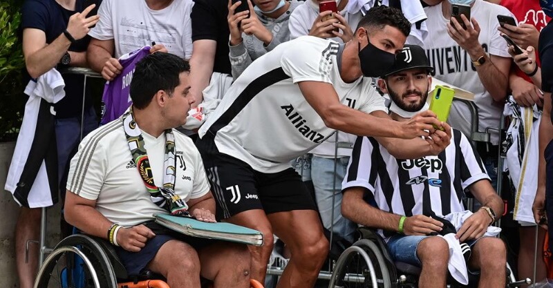 Cristiano Ronaldo tira selfies com adeptos da Juventus