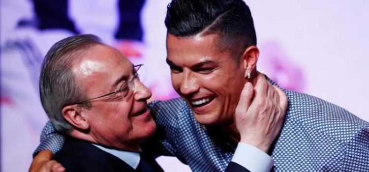 Cristiano Ronaldo abraçado a Florentino Pérez, presidente do Real Madrid