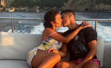 Cristiano Ronaldo e Georgina Rodríguez beijam-se no seu iate de luxo