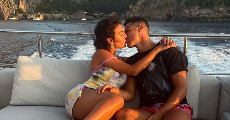 Cristiano Ronaldo e Georgina Rodríguez beijam-se no seu iate de luxo