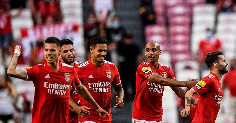 Jogadores do Benfica festejam o golo de Rafa ao Tondela