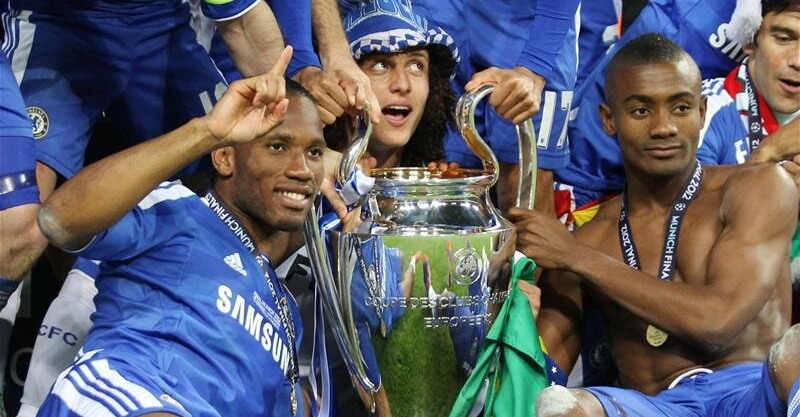 Salomon Kalou ao lado de Didier Drogba e David Luiz após a conquista da Liga dos Campeões pelo Chelsea