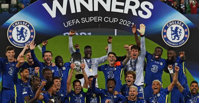 Jogadores do Chelsea elevam a Supertaça EUropeia conquistada diante do Villarreal