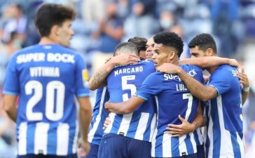 Jogadores do FC Porto festejam golo ao Arouca