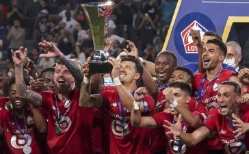 Jogadores do Lille exibem Supertaça de França conquistada diante do PSG