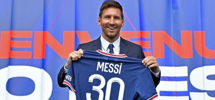 Lionel Messi exibe a camisola do PSG na apresentação
