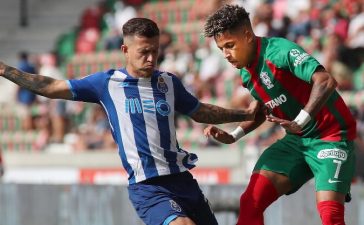 Otávio e Vidigal em disputa de bola no Marítimo-FC Porto