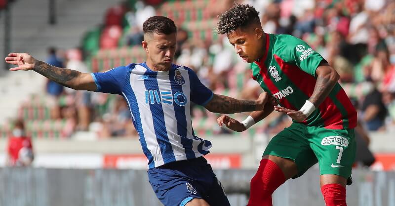 Otávio e Vidigal em disputa de bola no Marítimo-FC Porto