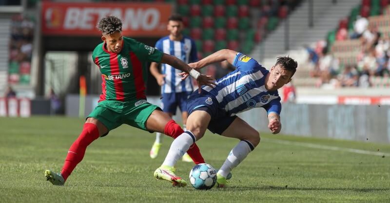 Matheus Uribe em disputa de bola com Vidigal no Marítimo-FC Porto