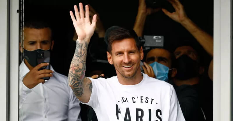 Lionel Messi acena aos adeptos do PSG