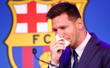 Lionel Messi em lágrimas na hora de dizer adeus ao Barcelona