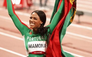 Patrícia Mamona após conquista da medalha de ouro nos Jogos Olímpicos