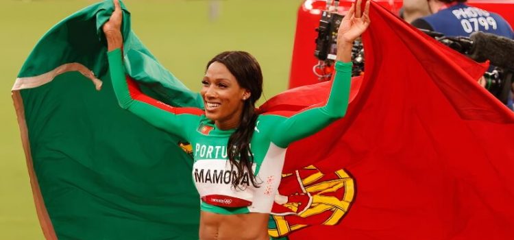Patrícia Mamona exibe bandeira portuguesa nos Jogos Olímpicos