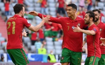 Jogadores de Portugal festejam golo de Cristiano Ronaldo à Alemanha no Euro 2020