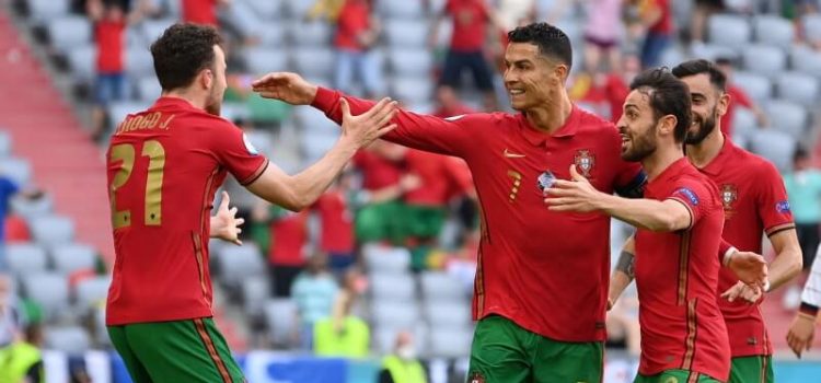 Jogadores de Portugal festejam golo de Cristiano Ronaldo à Alemanha no Euro 2020