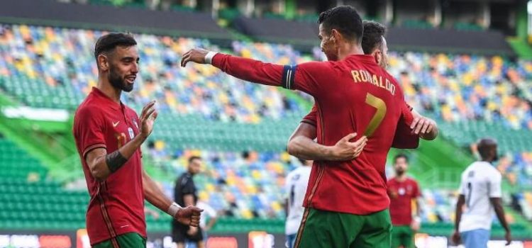 Jogadores da Seleção festejam o golo de Cristiano Ronaldo no Portugal-Israel