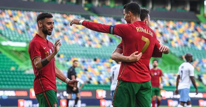 Jogadores da Seleção festejam o golo de Cristiano Ronaldo no Portugal-Israel
