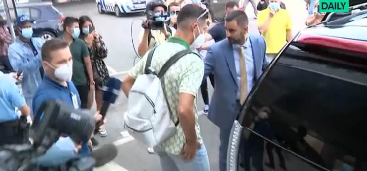 Cristiano Ronaldo à chegada ao aeroporto de Lisboa