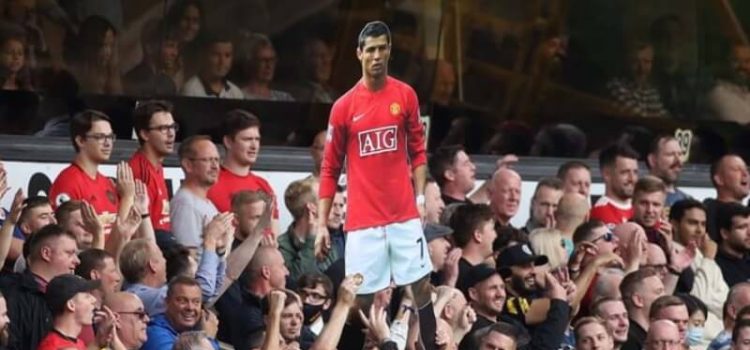 Exibição do cartaz de Cristiano Ronaldo durante o Wolverhampton-Manchester United