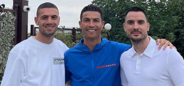 Cristiano Ronaldo ao lado de Merih Demiral e do seu empresário
