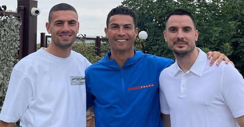 Cristiano Ronaldo ao lado de Merih Demiral e do seu empresário