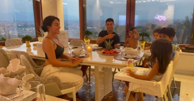 Cristiano Ronaldo com a família ao jantar