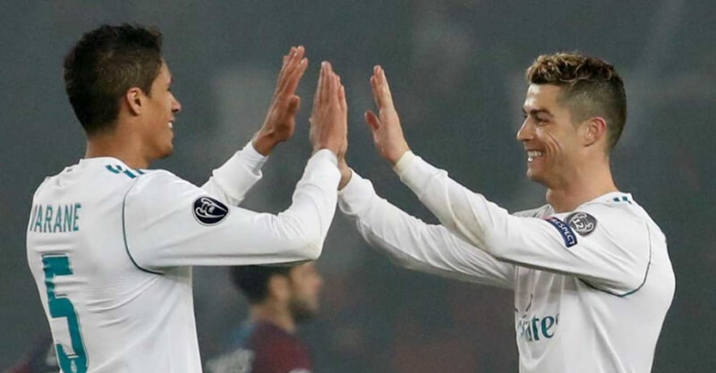 Cristiano Ronaldo com Raphael Varane nos tempos em que representaram o Real Madrid
