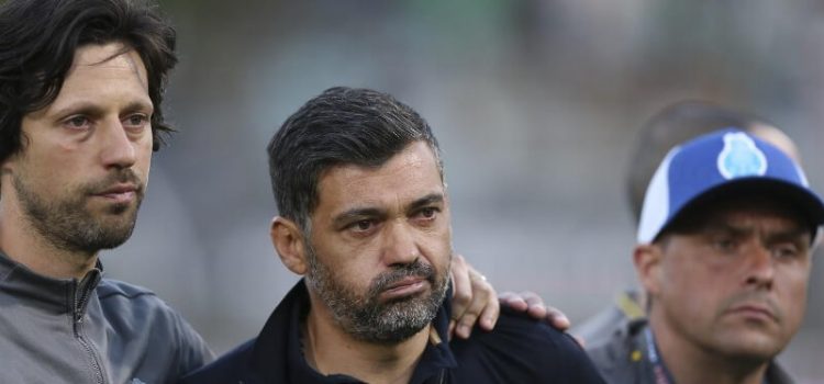 Sérgio Conceição e Vítor Bruno após um jogo do FC Porto
