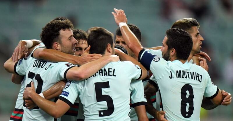 Jogadores de Portugal festejam golo contra o Azerbaijão