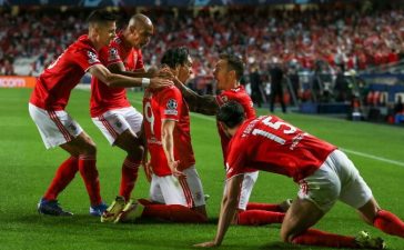 Jogadores do Benfica celebram golo na vitória sobre o Barcelona na Liga dos Campeões