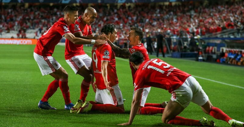 Jogadores do Benfica celebram golo na vitória sobre o Barcelona na Liga dos Campeões