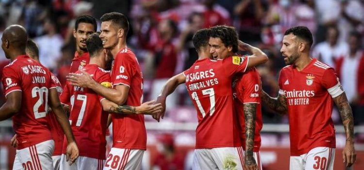 Jogadores do Benfica festejam golo de Darwin na vitória sobre o Barcelona