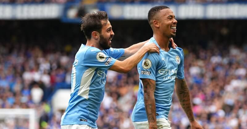 Bernardo Silva e Gabriel Jesus festejam o golo da vitória do Manchester City sobre o Chelsea