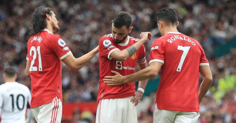 Bruno Fernandes consolado por Edinson Cavani e Cristiano Ronaldo após falhar o penalti no manchester United-Aston Villa