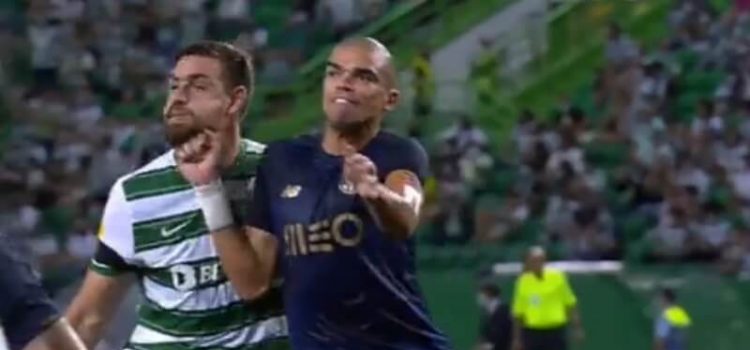 Lance entre Coates e Pepe no clássico entre Sporting e FC Porto