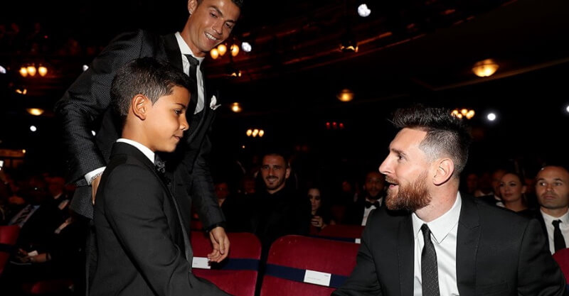 Momento em que Cristiano Ronaldo apresenta Lionel Messi a Cristianinho
