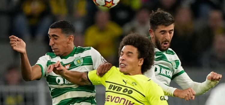 Tiago Tomás e Paulinho em disputa de bola com Axel Witsel no Borussia Dortmund-Sporting