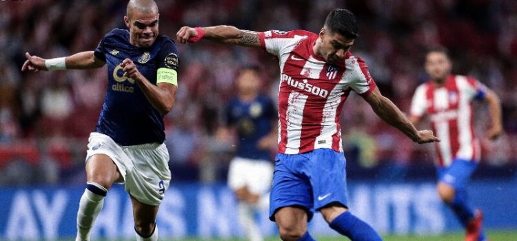 Pepe em disputa de bola com Luis Suárez no Atlético de Madrid-FC Porto