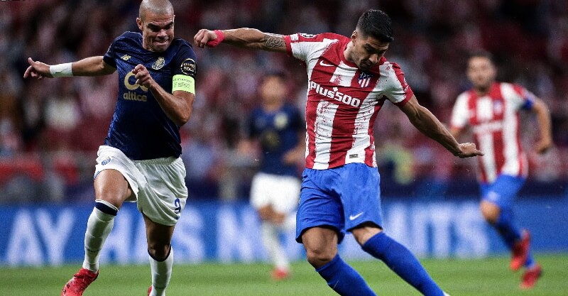 Pepe em disputa de bola com Luis Suárez no Atlético de Madrid-FC Porto