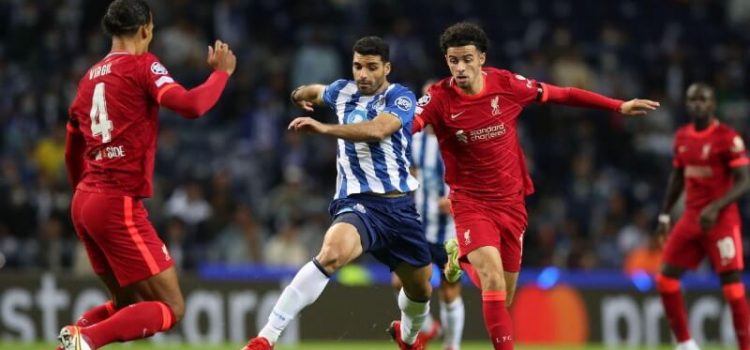 Mehdi Taremi rodeado por jogadores do Liverpool na derrota do FC Porto