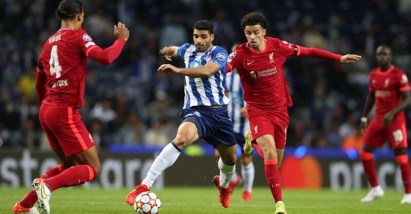Mehdi Taremi rodeado por jogadores do Liverpool na derrota do FC Porto