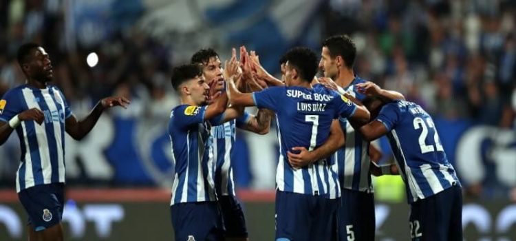Jogadores do FC Porto festejam golo ao Gil VIcente