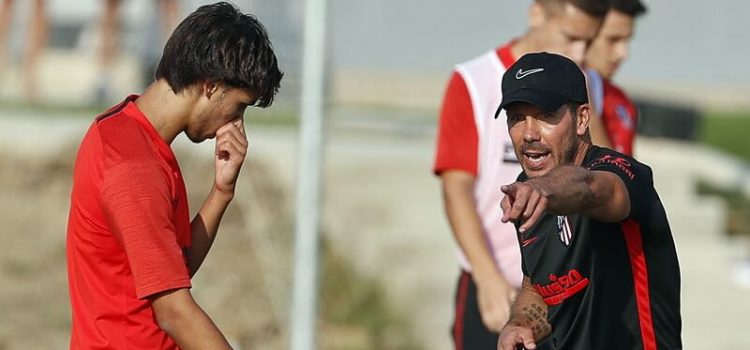 João Félix a receber instruções di Diego Simeone no treino do Atlético de Madrid