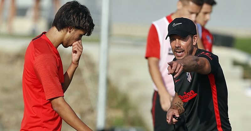 João Félix a receber instruções di Diego Simeone no treino do Atlético de Madrid